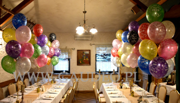 Balony helowe jako dekoracja stołów.