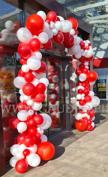 Organiczna brama z balonów.