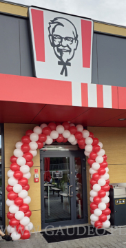 Brama z balonów na otwarcie restauracji KFC w Nowym Sączu.