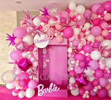 Barbie Box i balony jako miejsce do zdjęć.