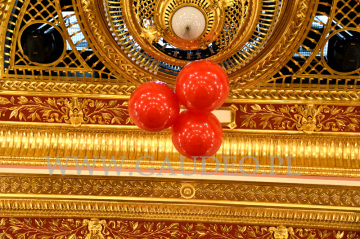 Balony wybuchowe jako atrakcja dla słuchaczy koncertu Walentynkowego.