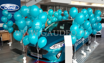 Balony z helem jako dekoracje na promocję nowego Forda.