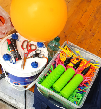 Nauka skręcania balonów jako atrakcja na pikniku.