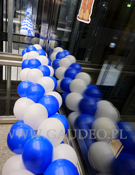 Dekoracja z balonów w postaci girland w windach.
