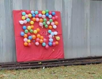 Balony z wodą jako cel dla rzutków.