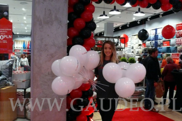 Balony reklamowe rozdawane przez hostessy.
