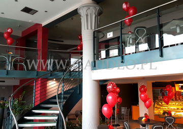 Balony z helem ułożone w stroiki.