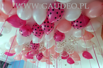 Balony z helem jako dekoracja imprezy.