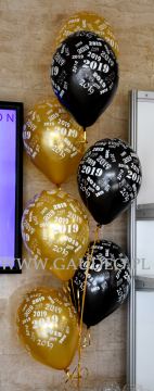 Balony z helem jako dekoracja na Sylwestra.