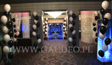Club Mirage udekorowany balonami helowymi.