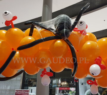 Balonowa dekoracja z okazji Halloween.