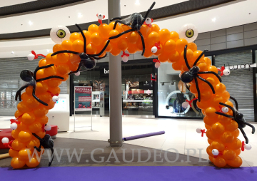 Halloweenowa brama balonowa.