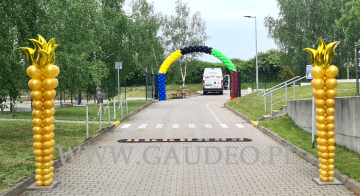 Plenerowa dekoracja balonowa w stylu olimpijskim.