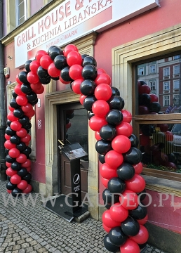Łuk z balonów na wrocławskim Rynku.